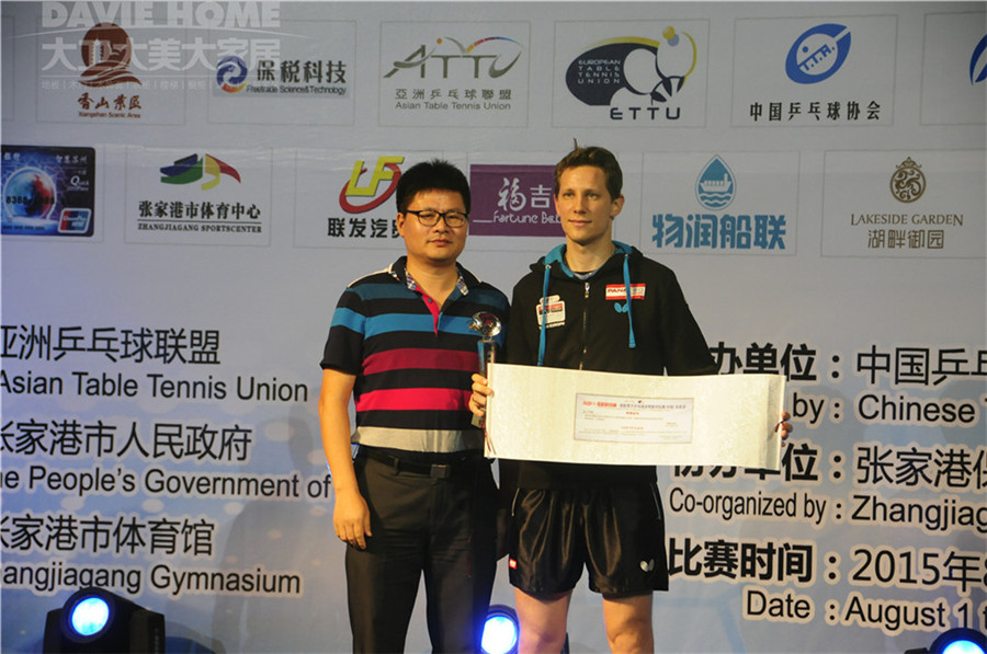 大卫董事长蒋卫为加尔多斯（奥地利）颁发最佳欧洲运动员奖.jpg